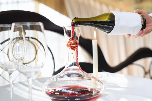 sommelier-red-wine-into-decanter